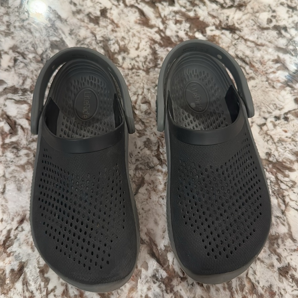 Crocs Kids’ LiteRide Clog, Black/White, 1 Little Boy - Picture 4 of 8